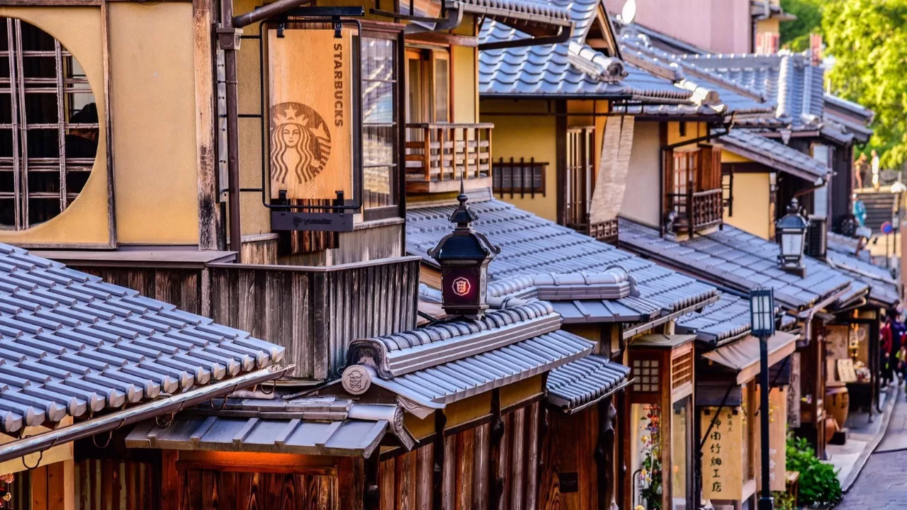 Starbucks Ninenzaka Yasaka Chaya A Blend Of Tradition And Modernity