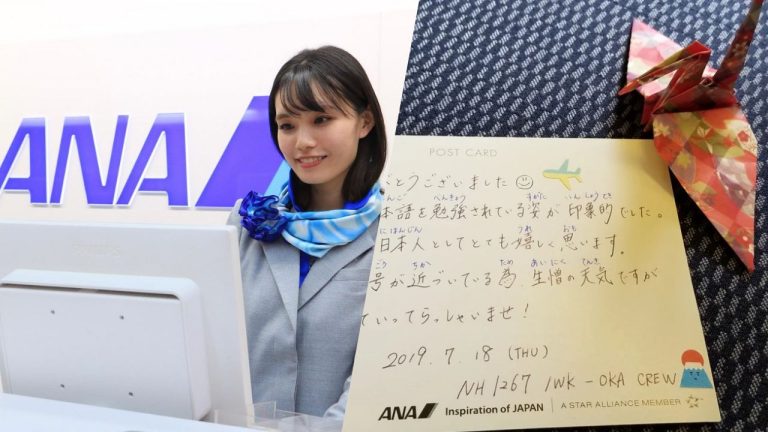 Heartwarming Gesture by ANA Flight Attendants Touches Passenger Studying Japanese