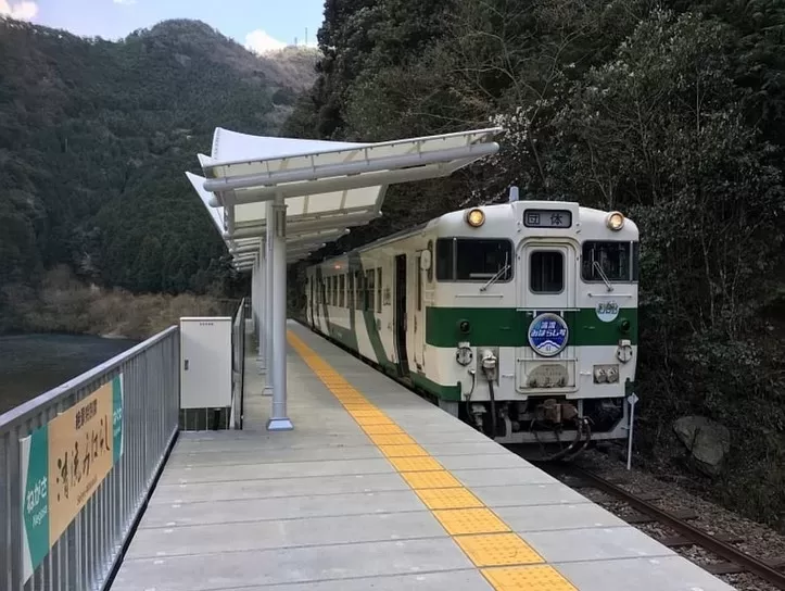 A Station to Nowhere: The Unusual Seiryu Miharashi Train Stop in Japan
