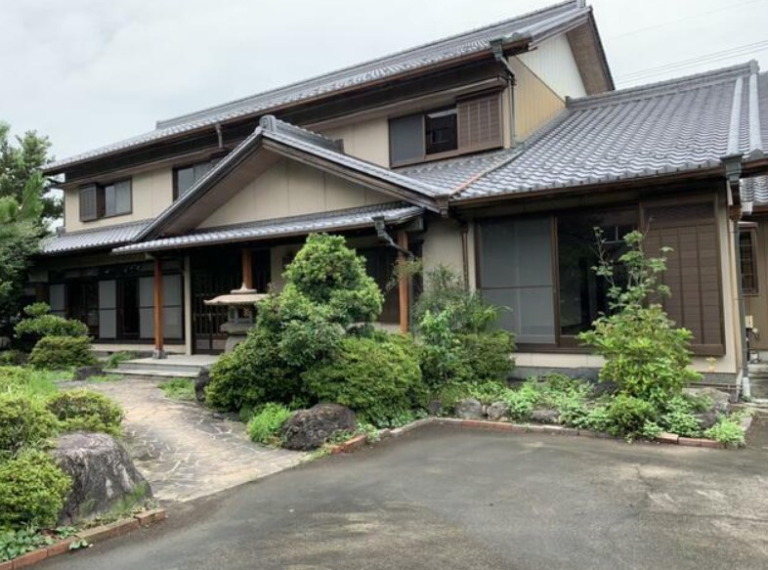 Renovated Traditional Japanese Home with 11 Rooms on Large Plot in Gifu Listed for ¥50,000,000