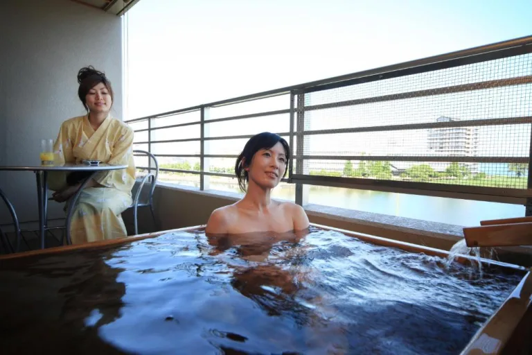 5 Romantic Hotels in Japan with Private Hot Tubs or Pools in the Room